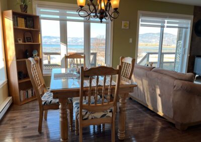 Chalet Berceau de l'Anse - Salle à manger lumineuse avec vue fleuve