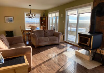Chalet Berceau de l'Anse - Vaste salon / salle à manger baignés de lumière avec foyer